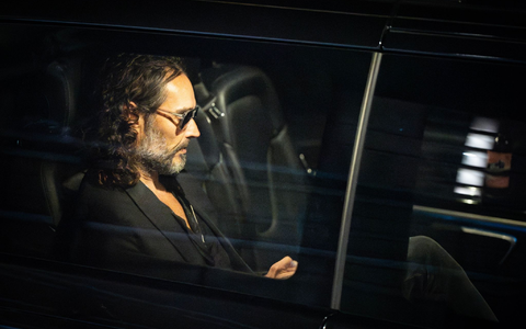 Der britische Schauspieler Russell Brand ist wegen des Verdachts der Vergewaltigung, Belästigung und Nötigung angeklagt worden. - Foto: James Manning/PA Wire/dpa