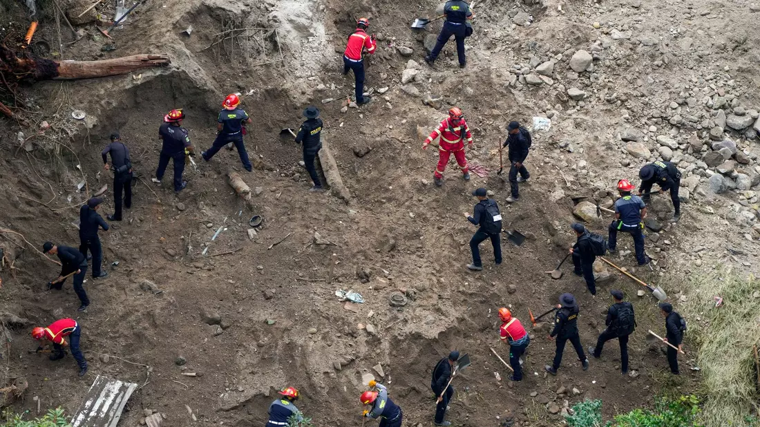 Polizisten und Feuerwehrleute suchen nach Überlebenden in Guatemala-Stadt. - Bild: Moises Castillo/AP/dpa