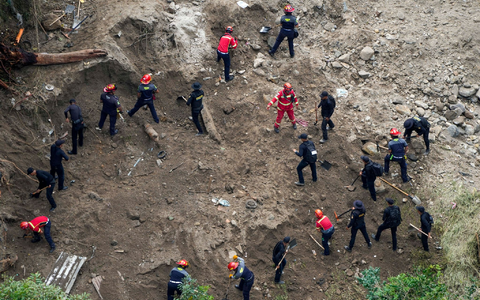 Polizisten und Feuerwehrleute suchen nach Überlebenden in Guatemala-Stadt. - Foto: Moises Castillo/AP/dpa