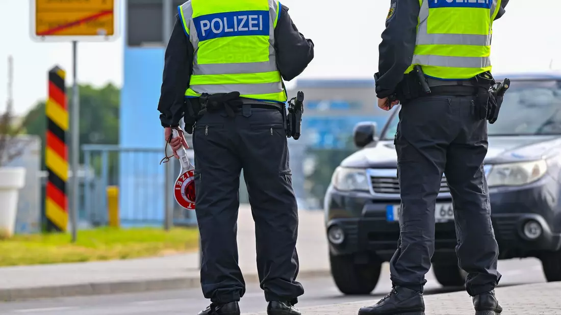 Beamte der Bundespolizei stehen am deutsch-polnischen Grenzübergang Stadtbrücke in Frankfurt (Oder). - Bild: Patrick Pleul/dpa