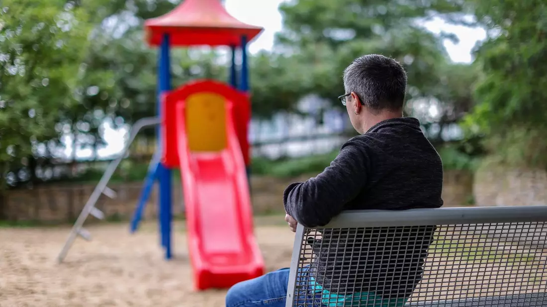 Tobias sitzt allein an einem Spielplatz. Der Vater eines Kindes zieht wegen einer Vaterschaftsanfechtung vor das Bundesverfassungsgericht. - Bild: Jan Woitas/dpa