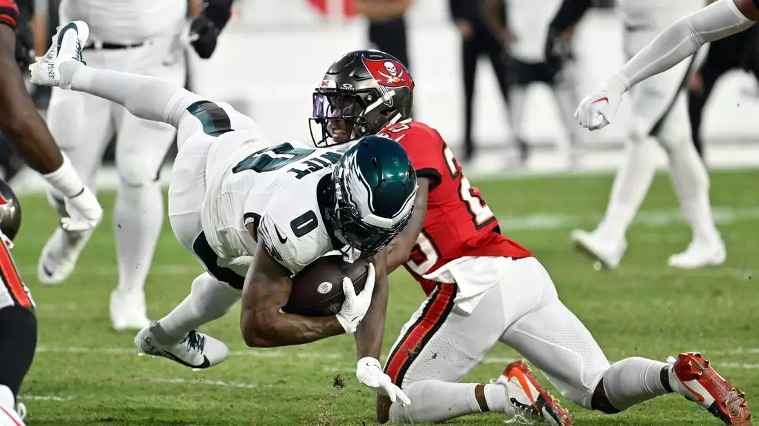 Christian Izien (r) von den Tampa Bay Buccaneers gegen D'Andre Swift von den Philadelphia Eagles. - Bild: Jason Behnken/AP/dpa
