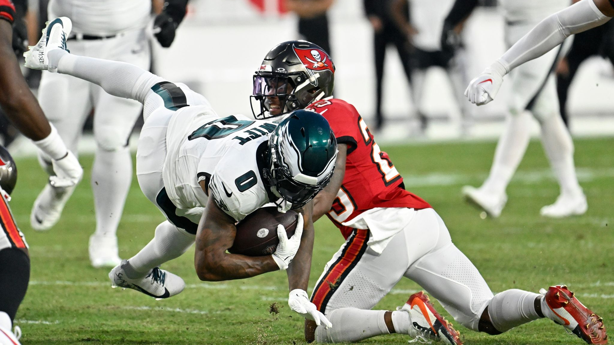 Christian Izien (r) von den Tampa Bay Buccaneers gegen D'Andre Swift von den Philadelphia Eagles. - Foto: Jason Behnken/AP/dpa