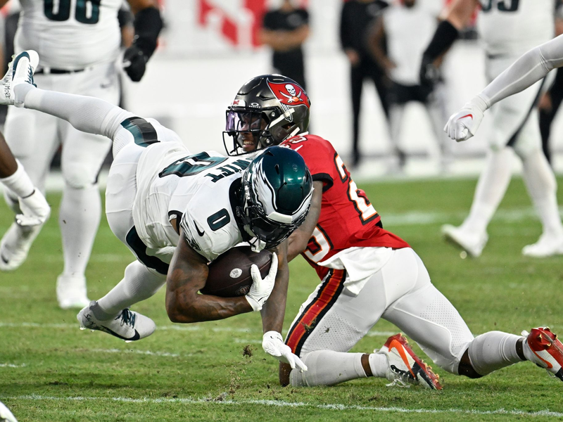 Christian Izien (r) von den Tampa Bay Buccaneers gegen D'Andre Swift von den Philadelphia Eagles. - Foto: Jason Behnken/AP/dpa