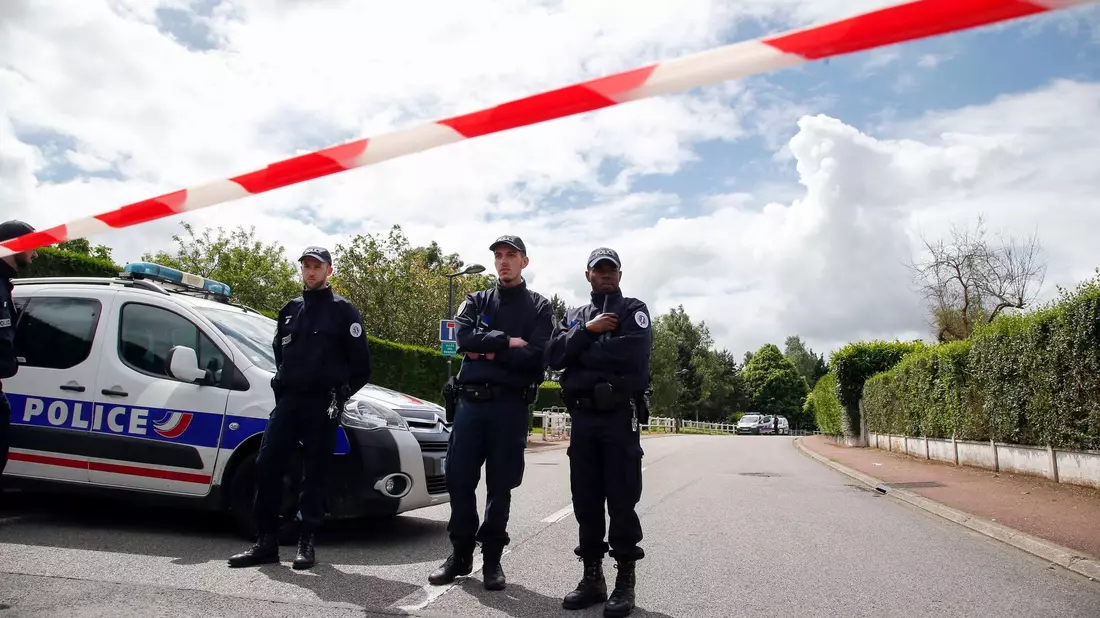 Beamte stehen 2016 am Tatort in Magnanville bei Paris. - Bild: Thibault Camus/AP/dpa
