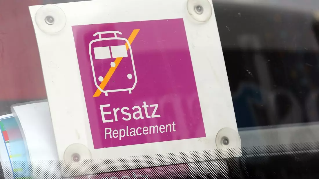 Die Busse sind bestellt - aber wer soll sie fahren? Die EVG sieht große Probleme für die Generalsanierung der Schiene. - Bild: picture alliance / dpa