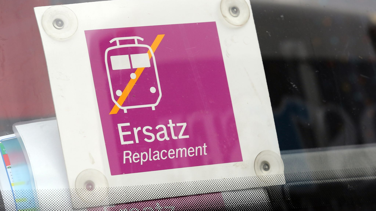 Die Busse sind bestellt - aber wer soll sie fahren? Die EVG sieht große Probleme für die Generalsanierung der Schiene. - Foto: picture alliance / dpa
