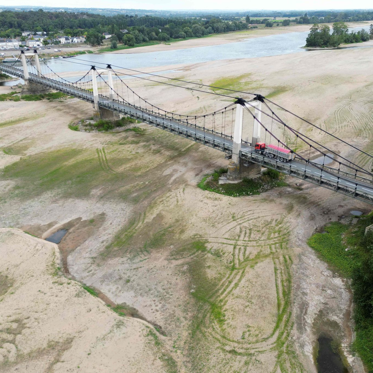 Die Loire in Saint-Georges-sur-Loire, Westfrankreich: Im August war das Flussbett ausgetrocknet. - Foto: Damien Meyer/AFP/dpa