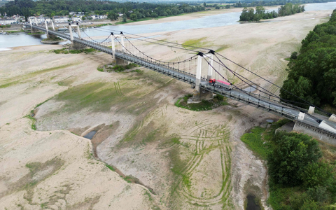 Die Loire in Saint-Georges-sur-Loire, Westfrankreich: Im August war das Flussbett ausgetrocknet. - Foto: Damien Meyer/AFP/dpa
