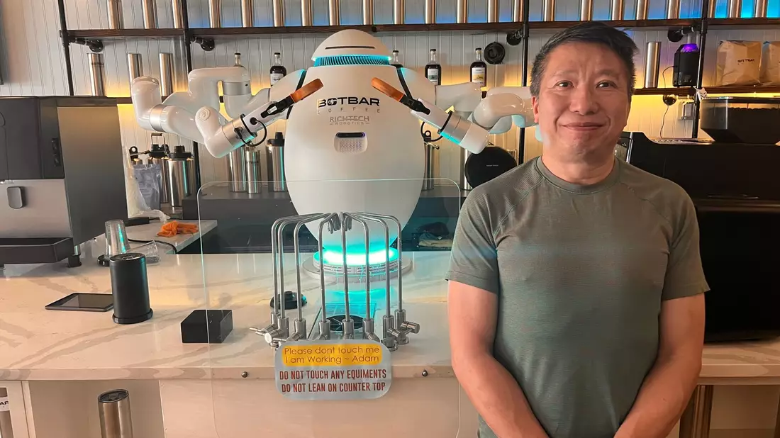 Sunny Lam und sein Barista Adam - der erste Roboter-Kaffeemacher in der US-Ostküstenmetropole New York. - Bild: Benno Schwinghammer/dpa
