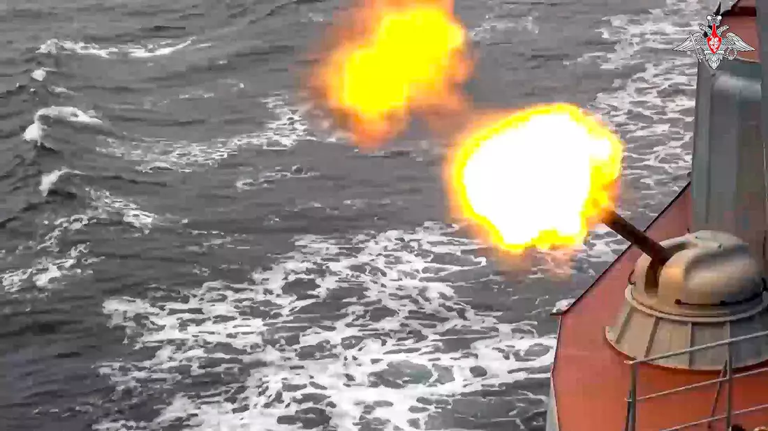 Ein Kriegsschiff der russischen Schwarzmeerflotte feuert während einer Marineübung im Schwarzen Meer. Wäre das auch jetzt noch möglich? - Bild: -/Russian Defense Ministry Press Service/AP/dpa