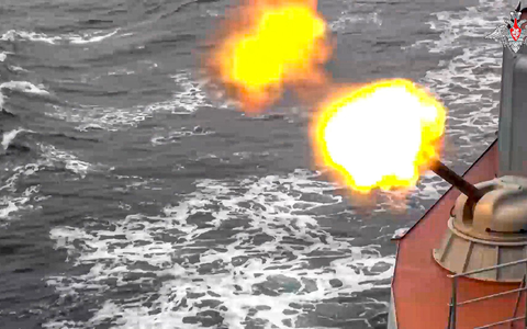 Ein Kriegsschiff der russischen Schwarzmeerflotte feuert während einer Marineübung im Schwarzen Meer. Wäre das auch jetzt noch möglich? - Foto: -/Russian Defense Ministry Press Service/AP/dpa