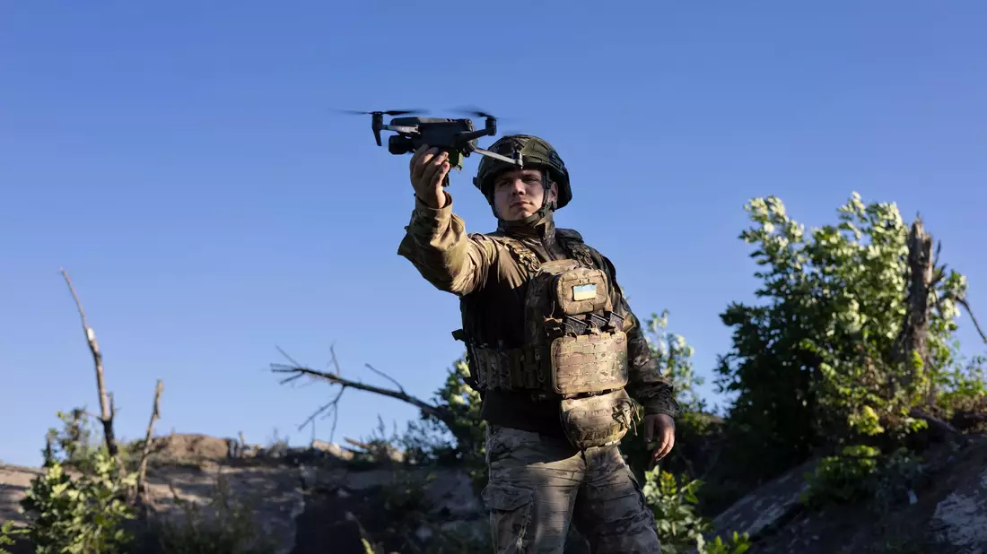 Ein ukrainischer Soldat startet eine Drohne - diese Art von Waffe ist im Krieg besonders wichtig. - Bild: Alex Babenko/AP/dpa