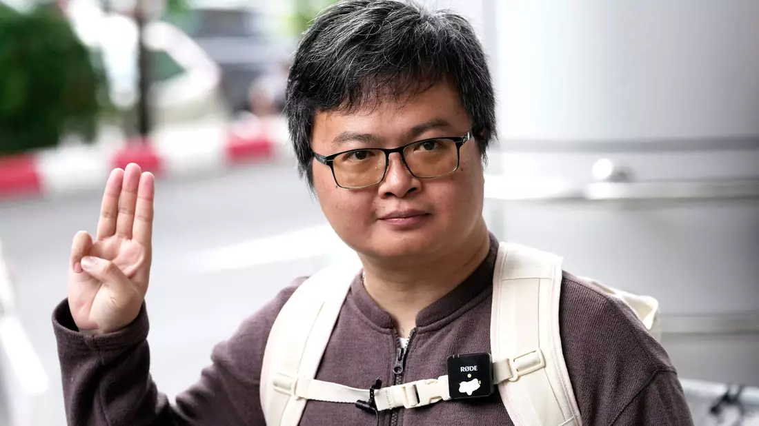 Arnon Nampa trifft vor dem Strafgericht in Bangkok ein, um das erste Urteil in seinem Prozess zu hören. - Bild: Sakchai Lalit/AP