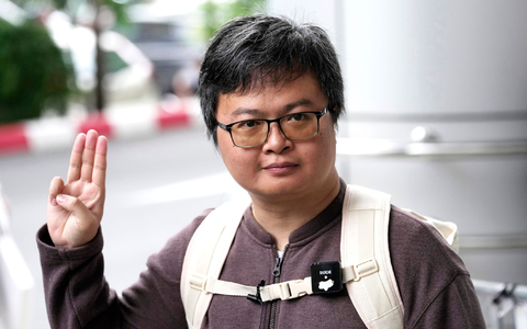 Arnon Nampa trifft vor dem Strafgericht in Bangkok ein, um das erste Urteil in seinem Prozess zu hören. - Foto: Sakchai Lalit/AP