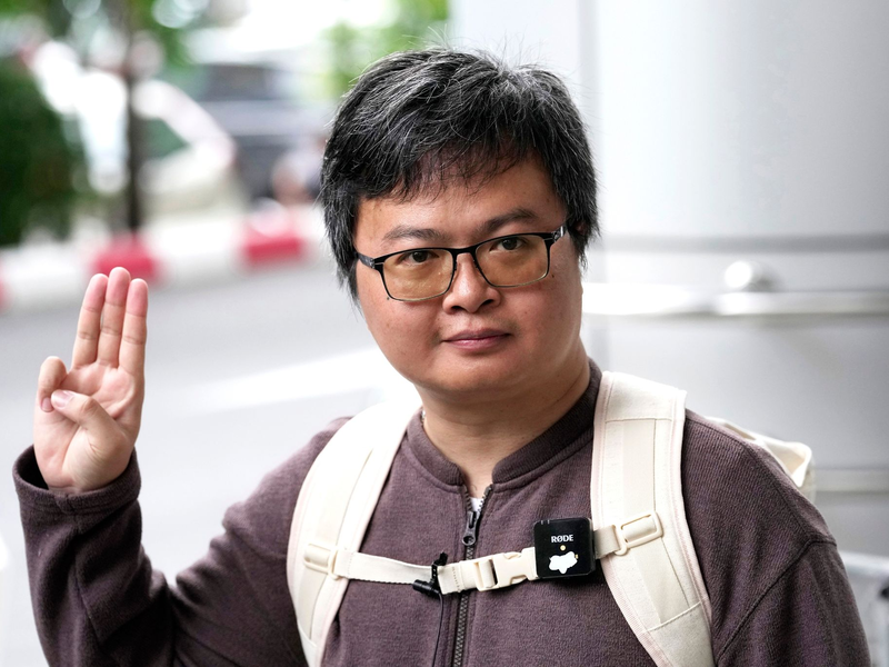 Arnon Nampa trifft vor dem Strafgericht in Bangkok ein, um das erste Urteil in seinem Prozess zu hören. - Foto: Sakchai Lalit/AP