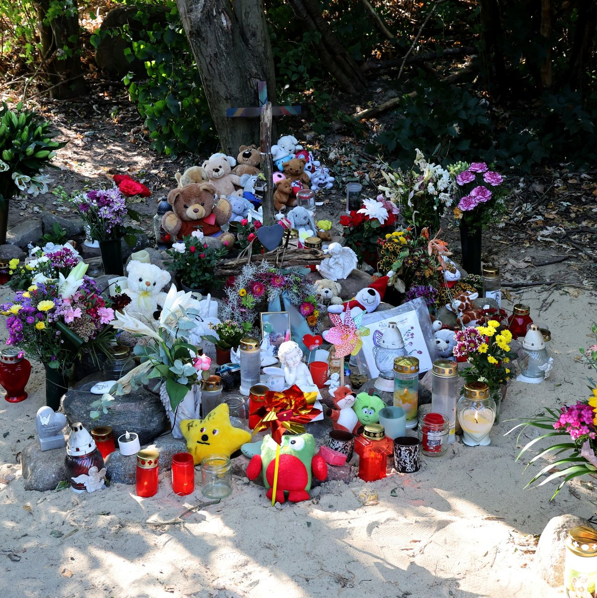 Der Sechsjährige ist an dieser Stelle in Pragsdorf mit schwersten Stichverletzungen gefunden worden. - Foto: Bernd Wüstneck/dpa