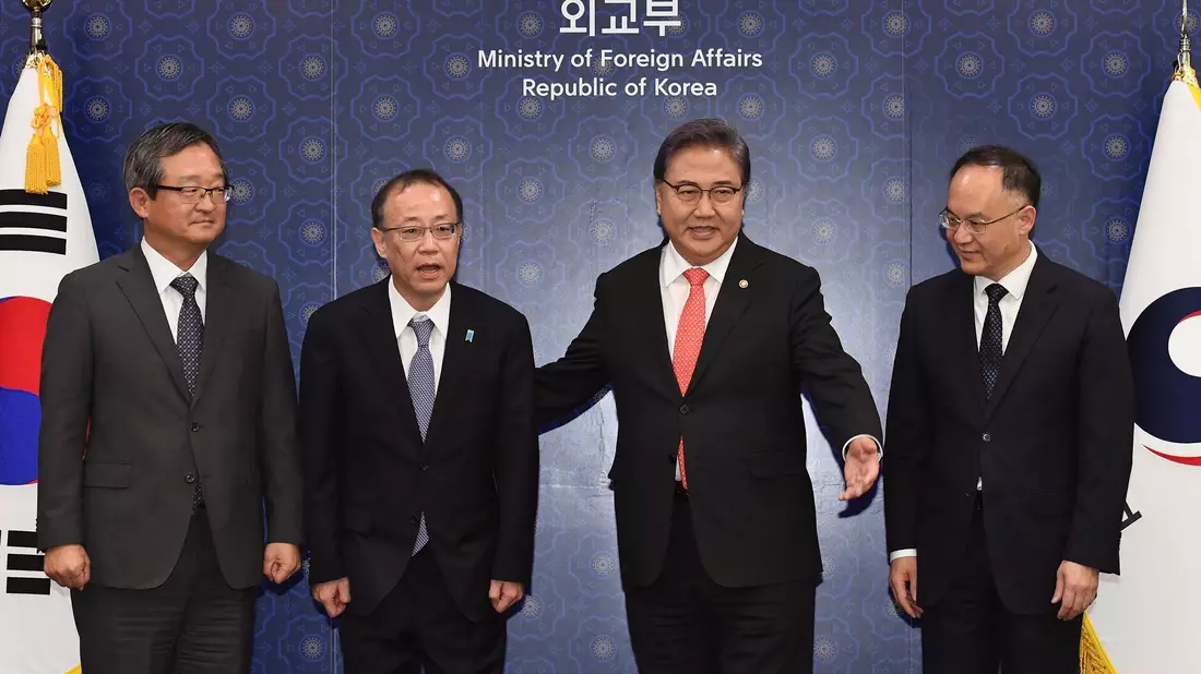 Der Außenminister von Südkorea (2.v.r), der stellvertretende Außenminister von Japan (2.v.l), sein chinesischer Amtskollegen (r) und Cder stellvertretender Außenminister von Südkorea: Ein ähnliches Treffen könnte wieder stattfinden. - Bild: Kim Min-Hee/Pool Kyodo News/AP/dpa