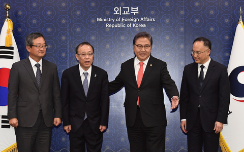 Der Außenminister von Südkorea (2.v.r), der stellvertretende Außenminister von Japan (2.v.l), sein chinesischer Amtskollegen (r) und Cder stellvertretender Außenminister von Südkorea: Ein ähnliches Treffen könnte wieder stattfinden. - Foto: Kim Min-Hee/Pool Kyodo News/AP/dpa
