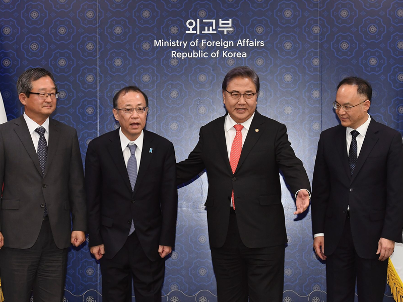 Der Außenminister von Südkorea (2.v.r), der stellvertretende Außenminister von Japan (2.v.l), sein chinesischer Amtskollegen (r) und Cder stellvertretender Außenminister von Südkorea: Ein ähnliches Treffen könnte wieder stattfinden. - Foto: Kim Min-Hee/Pool Kyodo News/AP/dpa