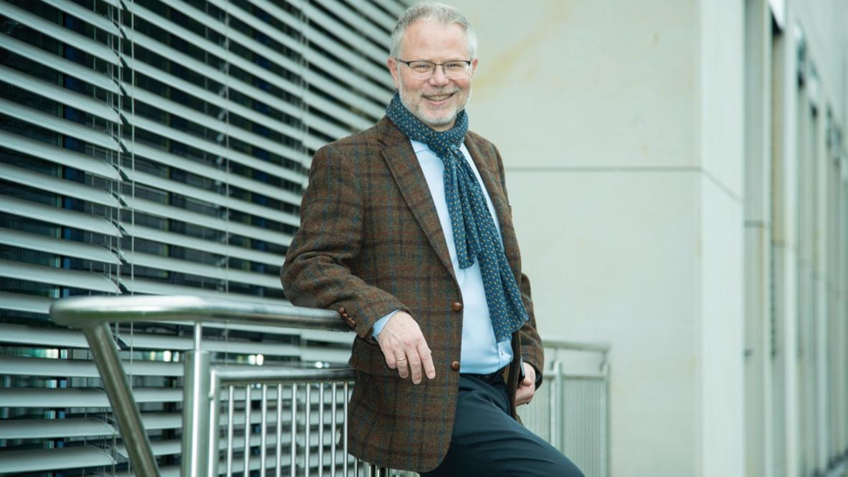 Thomas Pförtner sieht Schatten am Glasfaserhimmel / 