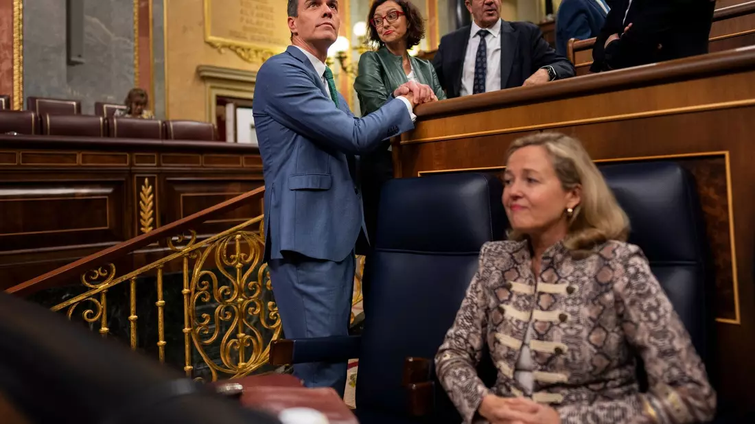 Pedro Sanchez (l) ist amtierender Ministerpräsident von Spanien. - Bild: Bernat Armangue/AP/dpa