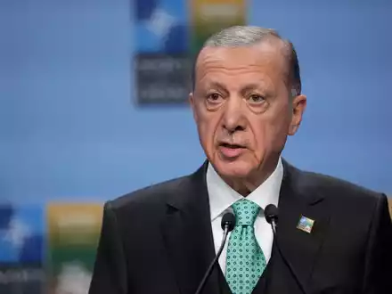 Das türkische Parlament um Präsident Erdogan könnte Anfang Oktober über den Nato-Beitritt Schwedens abstimmen. - Foto: Pavel Golovkin/AP/dpa