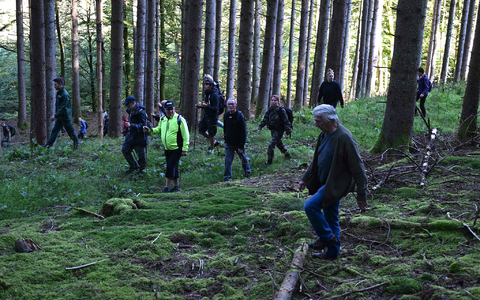 Die Suchaktion in und um Saint-Blaise-la-Roche unter Anleitung der Polizei und von Forstbeamten. - Foto: Patrick Hertzog/AFP/dpa
