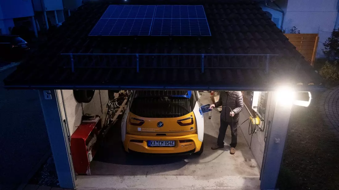 Mit dem neuen Programm wird der Kauf und die Installation einer Ladestation für Elektroautos in Kombination mit einer Photovoltaikanlage und einem Solarstromspeicher gefördert. - Bild: Marijan Murat/dpa
