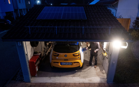 Mit dem neuen Programm wird der Kauf und die Installation einer Ladestation für Elektroautos in Kombination mit einer Photovoltaikanlage und einem Solarstromspeicher gefördert. - Foto: Marijan Murat/dpa