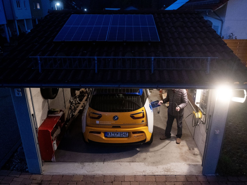 Mit dem neuen Programm wird der Kauf und die Installation einer Ladestation für Elektroautos in Kombination mit einer Photovoltaikanlage und einem Solarstromspeicher gefördert. - Foto: Marijan Murat/dpa