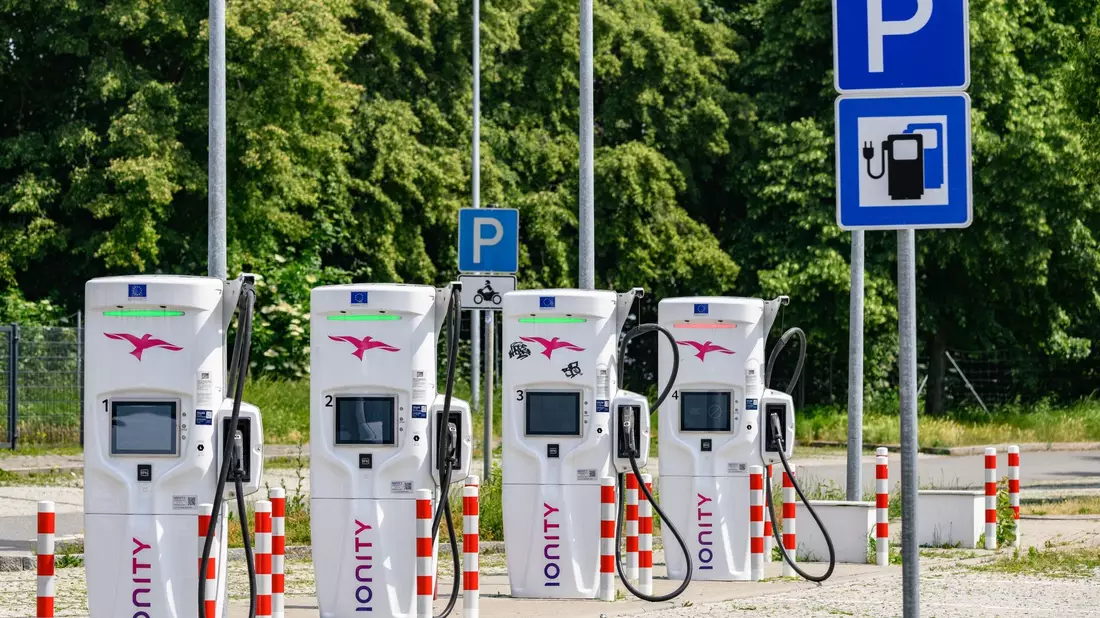 Die Zahl der Ladestationen für E-Autos wächst. - Bild: Robert Michael/dpa