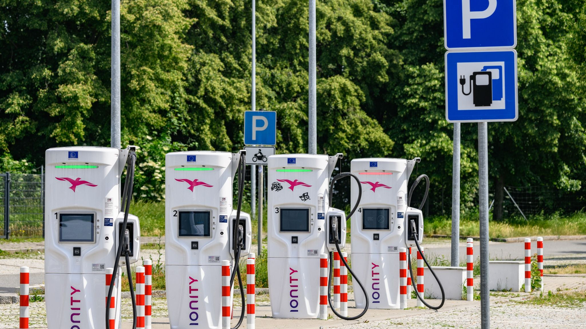 Die Zahl der Ladestationen für E-Autos wächst. - Foto: Robert Michael/dpa