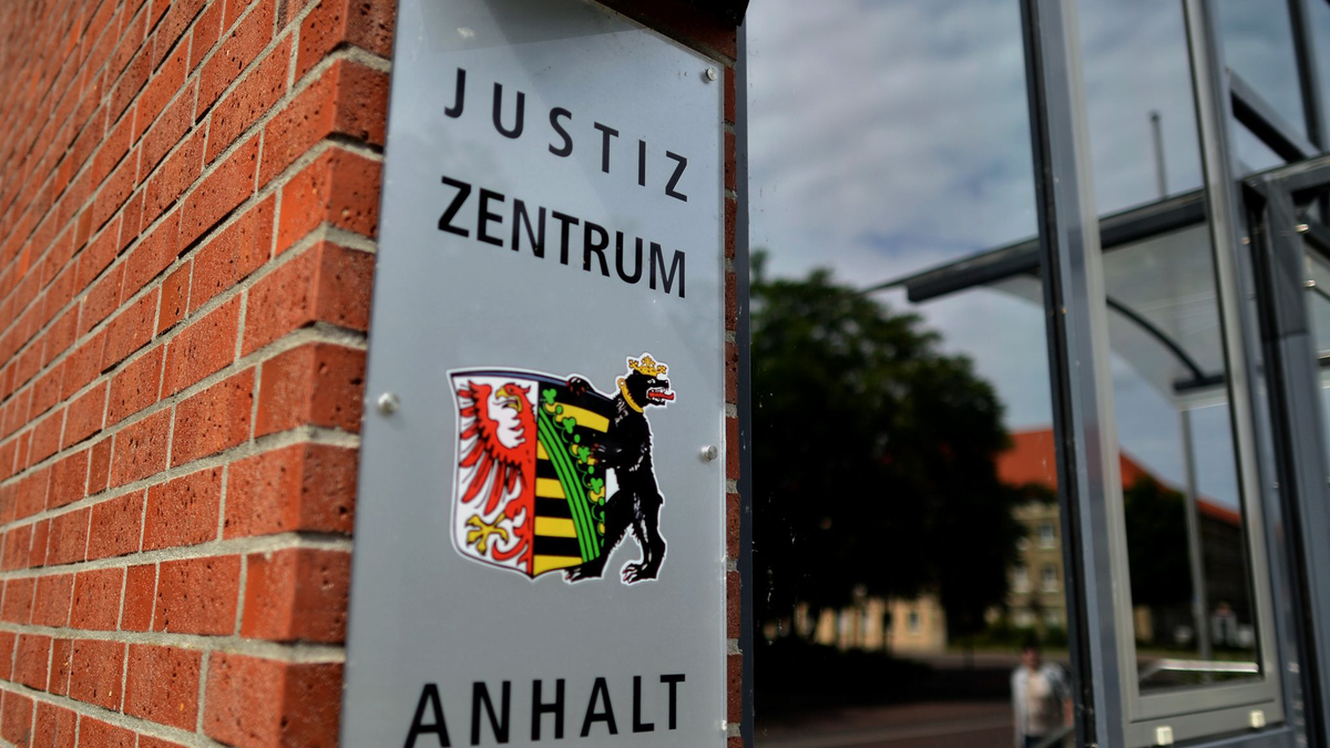 Der Mann aus Dessau-Roßlau soll mehr als zehn Jahre lang ein Mädchen und einen Jungen teilweise schwer sexuell missbraucht haben. - Foto: Hendrik Schmidt/dpa-Zentralbild/dpa