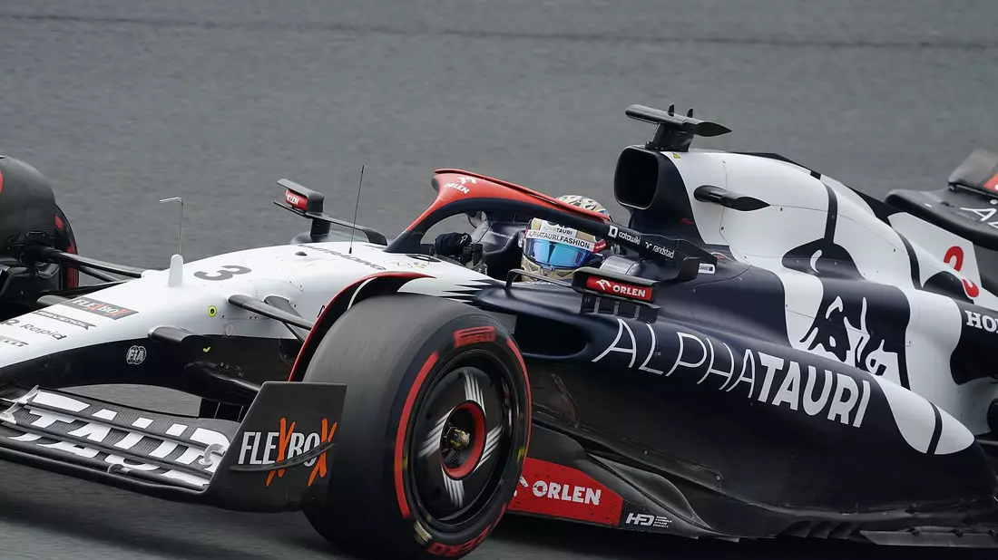 Daniel Ricciardo aus Australien vom Team Alpha Tauri ist auf der Strecke unterwegs. - Bild: Hasan Bratic/dpa