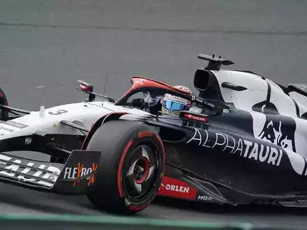 Daniel Ricciardo aus Australien vom Team Alpha Tauri ist auf der Strecke unterwegs. - Foto: Hasan Bratic/dpa