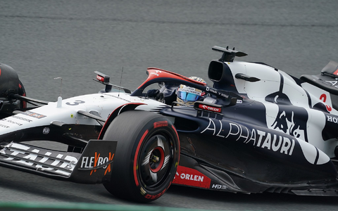 Daniel Ricciardo aus Australien vom Team Alpha Tauri ist auf der Strecke unterwegs. - Foto: Hasan Bratic/dpa