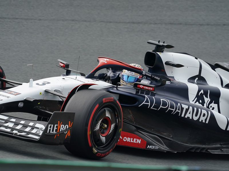 Daniel Ricciardo aus Australien vom Team Alpha Tauri ist auf der Strecke unterwegs. - Foto: Hasan Bratic/dpa