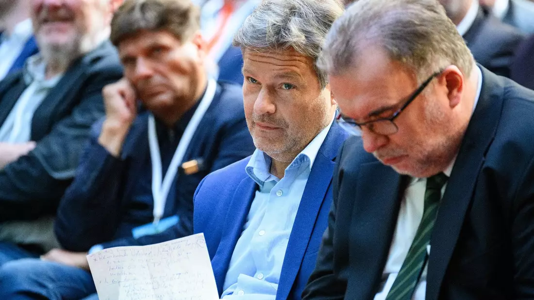 Bundeswirtschaftsminister Habeck (2.v.r.) und Industriepräsident Siegfried Russwurm (r) neim BDI-Klimakongress in Berlin. - Bild: Bernd von Jutrczenka/dpa