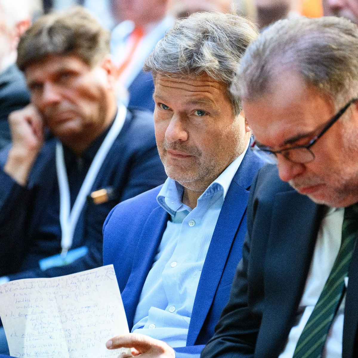 Bundeswirtschaftsminister Habeck (2.v.r.) und Industriepräsident Siegfried Russwurm (r) neim BDI-Klimakongress in Berlin. - Foto: Bernd von Jutrczenka/dpa
