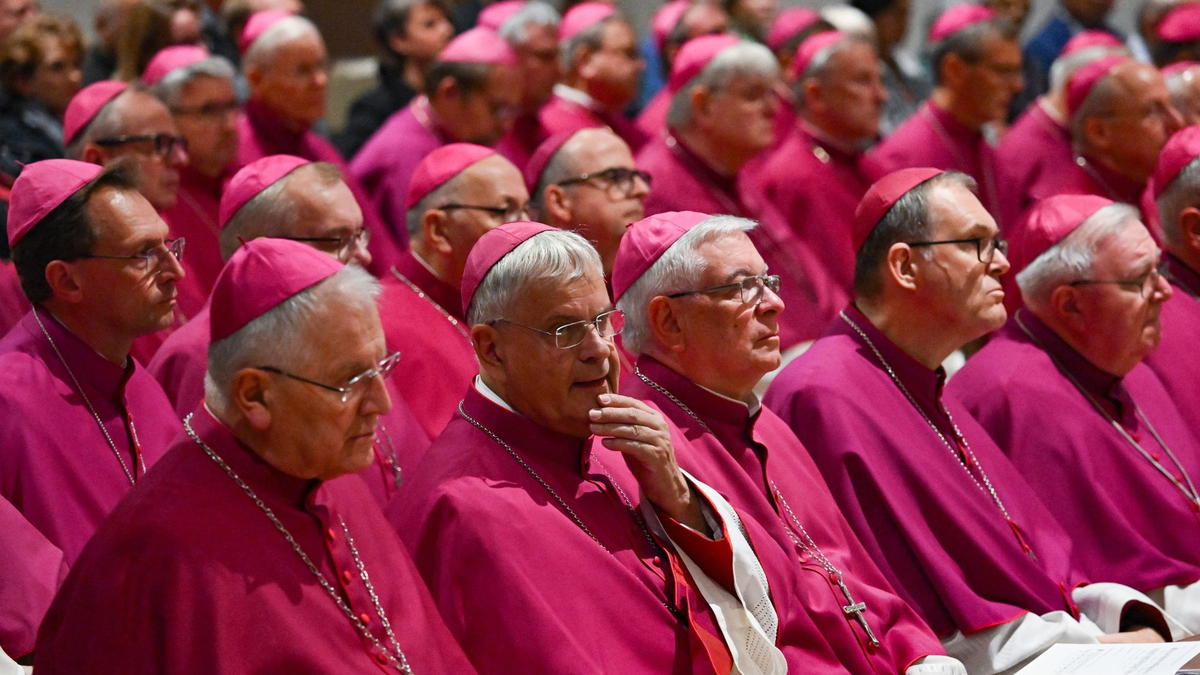 Mitglieder der Deutschen Bischofskonferenz nehmen am Eröffnungsgottesdienst der Herbstvollversammlung in der St. Bonifatius-Kirche teil. - Foto: Arne Dedert/dpa