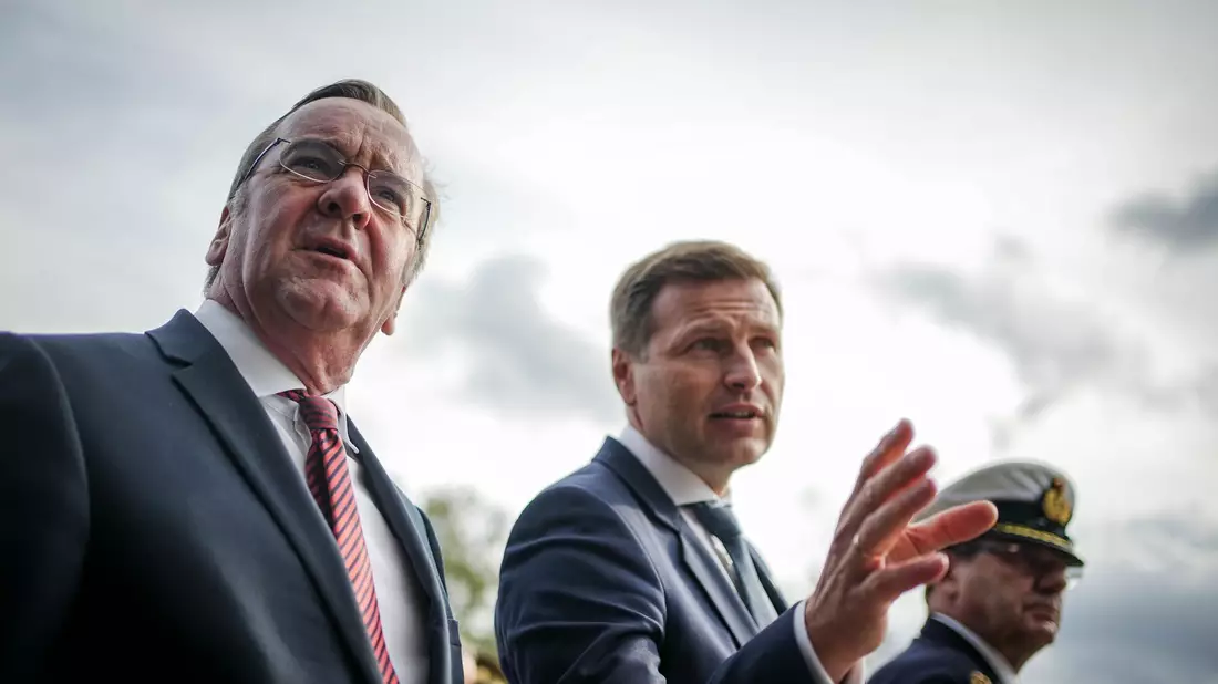 Bundesverteidigungsminister Boris Pistorius (l, SPD) mit seinem estnischen Amtskollegen Hanno Pevkur in Tallinn. - Bild: Kay Nietfeld/dpa