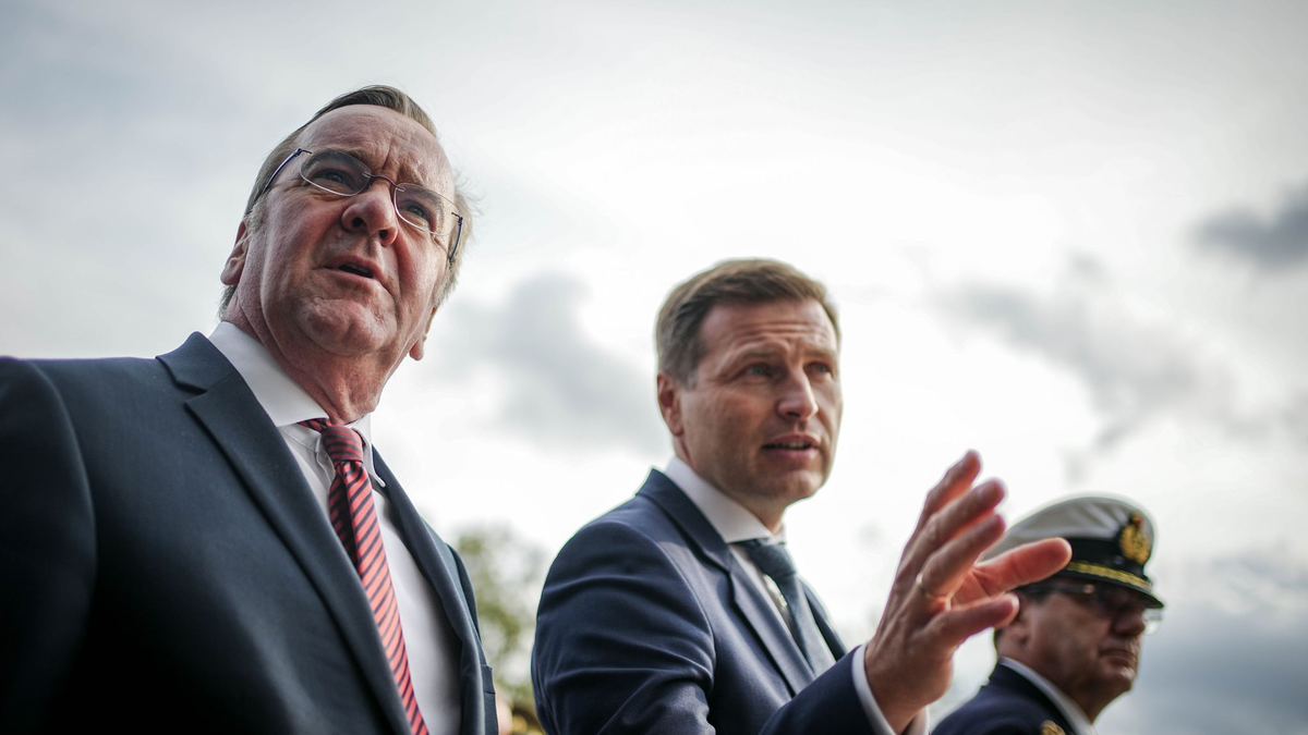Bundesverteidigungsminister Boris Pistorius (l, SPD) mit seinem estnischen Amtskollegen Hanno Pevkur in Tallinn. - Foto: Kay Nietfeld/dpa