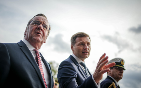 Bundesverteidigungsminister Boris Pistorius (l, SPD) mit seinem estnischen Amtskollegen Hanno Pevkur in Tallinn. - Foto: Kay Nietfeld/dpa