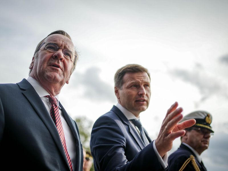 Bundesverteidigungsminister Boris Pistorius (l, SPD) mit seinem estnischen Amtskollegen Hanno Pevkur in Tallinn. - Foto: Kay Nietfeld/dpa