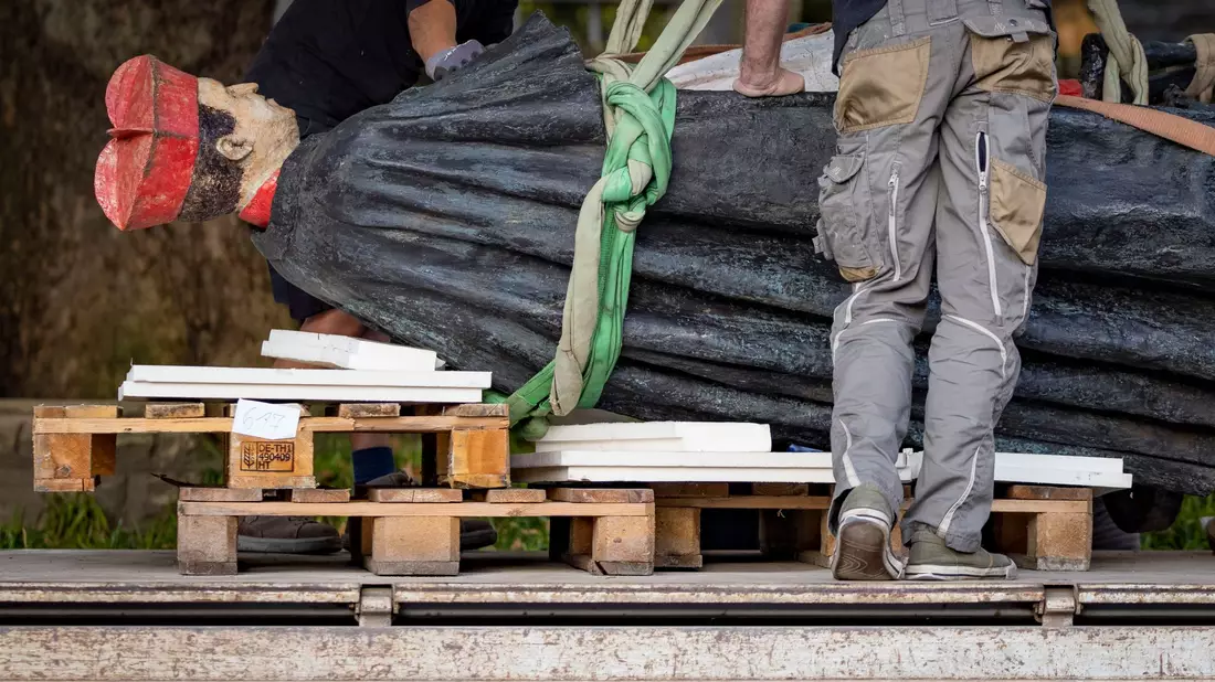 Die Skulptur des Essener Kardinals Franz Hengsbach wird nach der Demontage vor dem Essener Dom auf einen Lastwagen verladen. - Bild: Christoph Reichwein/dpa