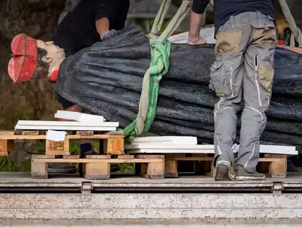 Die Skulptur des Essener Kardinals Franz Hengsbach wird nach der Demontage vor dem Essener Dom auf einen Lastwagen verladen. - Foto: Christoph Reichwein/dpa