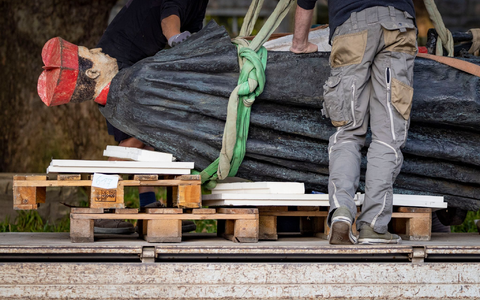 Die Skulptur des Essener Kardinals Franz Hengsbach wird nach der Demontage vor dem Essener Dom auf einen Lastwagen verladen. - Foto: Christoph Reichwein/dpa