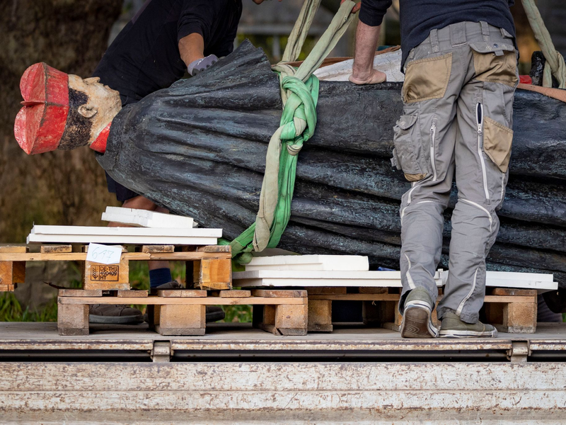 Die Skulptur des Essener Kardinals Franz Hengsbach wird nach der Demontage vor dem Essener Dom auf einen Lastwagen verladen. - Foto: Christoph Reichwein/dpa