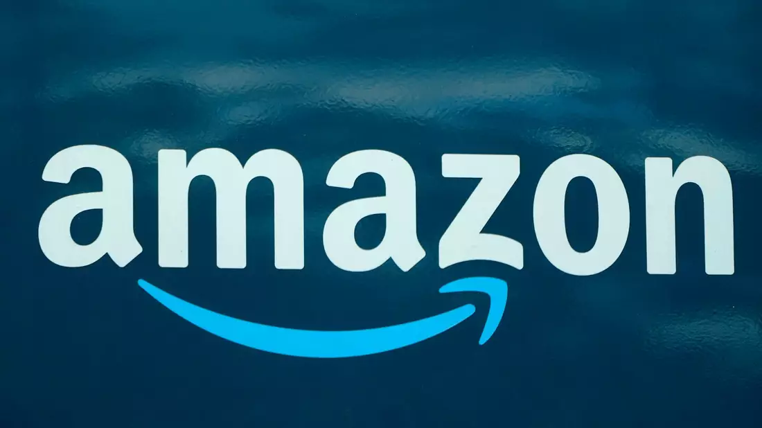Amazon-Logo auf einem US-Lieferwagen. - Bild: Steven Senne/AP/dpa